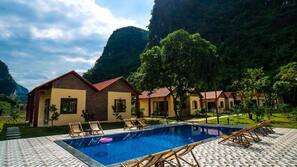 Outdoor pool, pool umbrellas, sun loungers