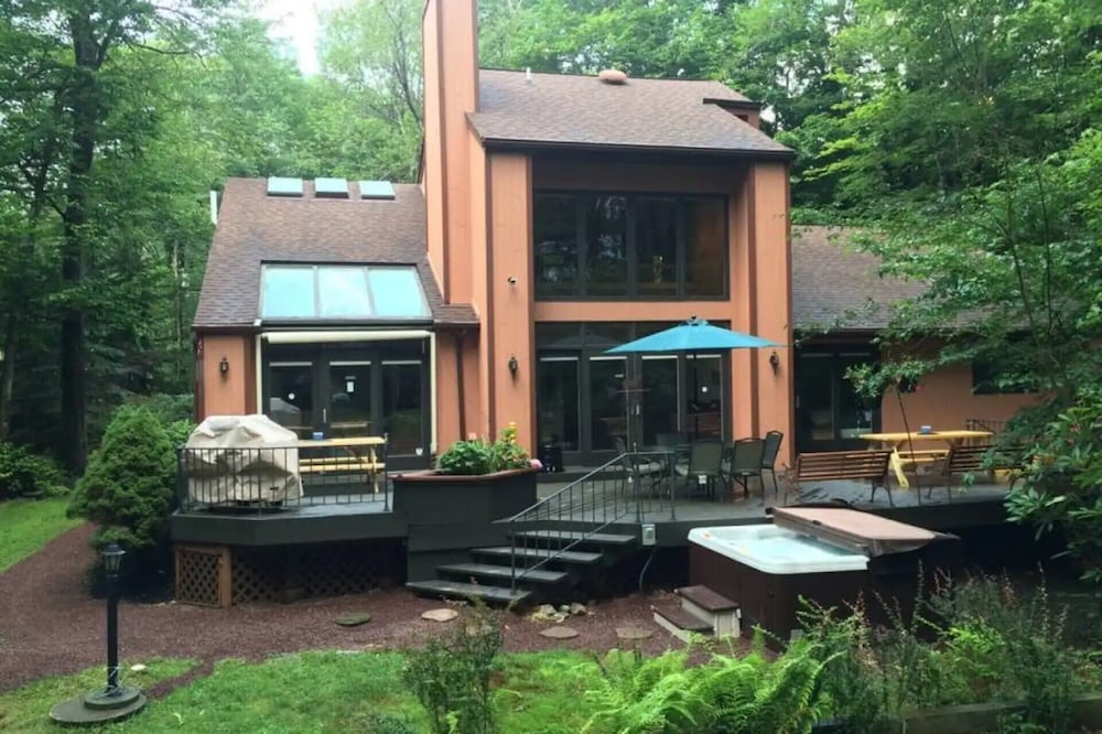 Pocono Home! LAKE, HOT TUB, FIRE PIT and Kalahari Pocono Summit Vrbo