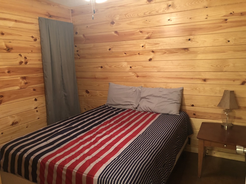 Cozy Lakeview Cabin Access To Sandy Beaches And Protected Cove To