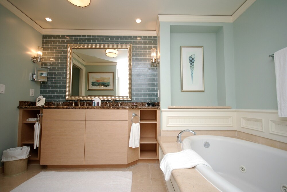 FABULOUS  RITZ  Key Biscayne,   1 bdr  Luxury Suite with double balcony!