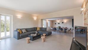 Una televisión, una chimenea, una mesa de ping-pong