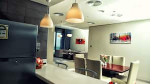 Full-size fridge, microwave, oven, electric kettle