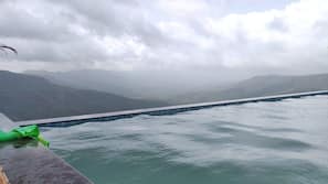 Infinity pool