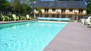Piscine extérieure (ouverte en saison), chaises longues