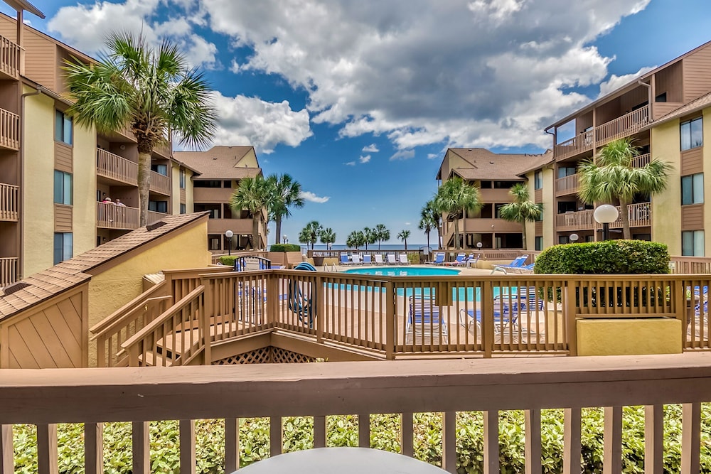 Family Friendly Condo- Beautiful Views of the Pool, Courtyard and Ocean!