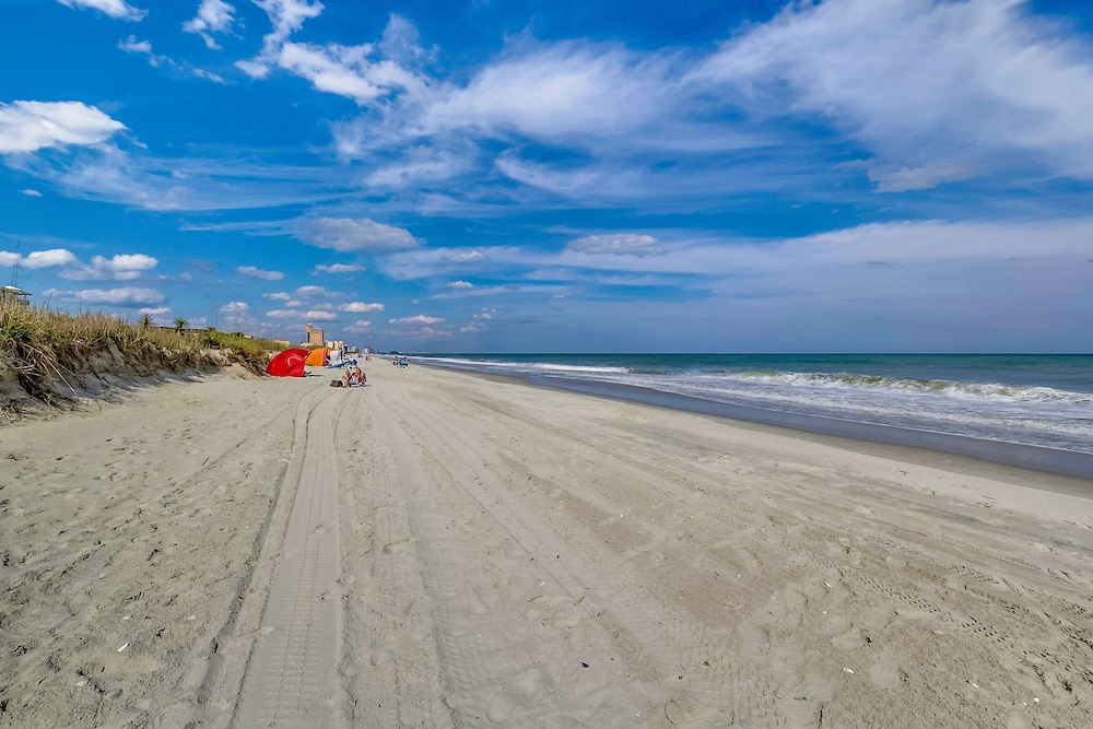 Family Friendly Condo- Beautiful Views of the Pool, Courtyard and Ocean!