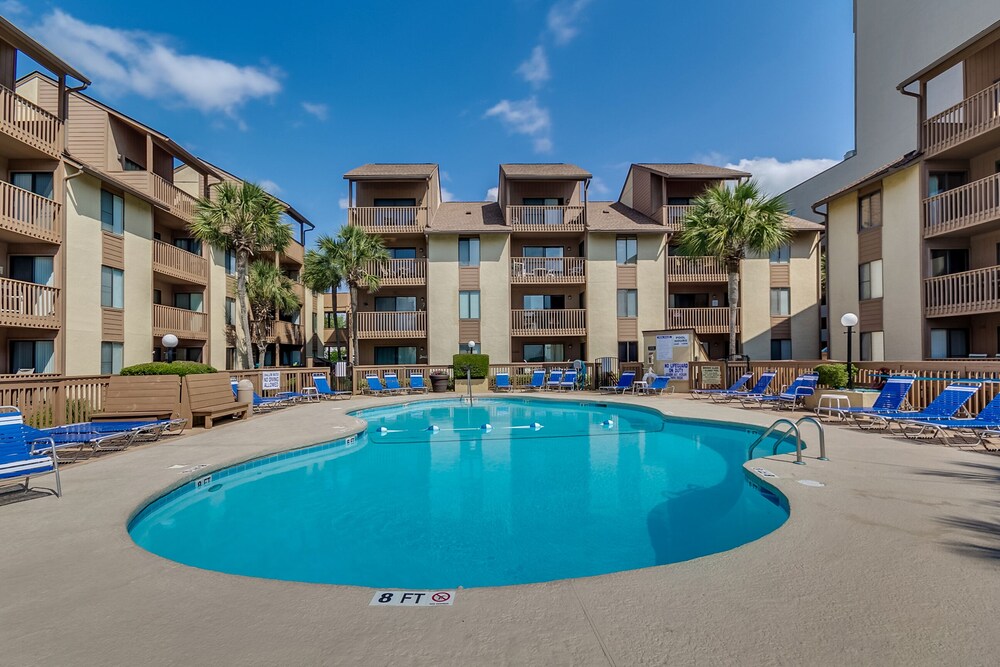 Family Friendly Condo- Beautiful Views of the Pool, Courtyard and Ocean!