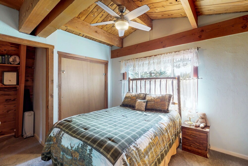 Cozy cabin with fireplace near skiing, hiking, swimming, & lakes