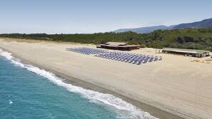Teli da spiaggia, yoga, un bar sulla spiaggia