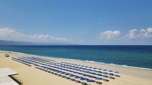 Teli da spiaggia, yoga, un bar sulla spiaggia