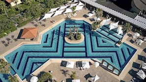5 piscine all'aperto, ombrelloni da piscina, lettini