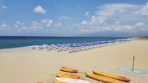 Teli da spiaggia, yoga, un bar sulla spiaggia