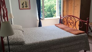 Desk, linens