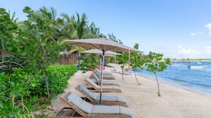 Plage, chaises longues, parasols, serviettes de plage