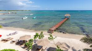 Plage, chaises longues, parasols, serviettes de plage