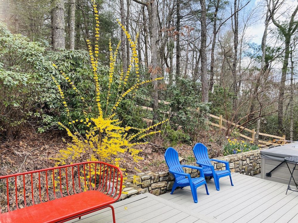 Hot Tub & Waterfall! Privacy, convenience, & private waterfall