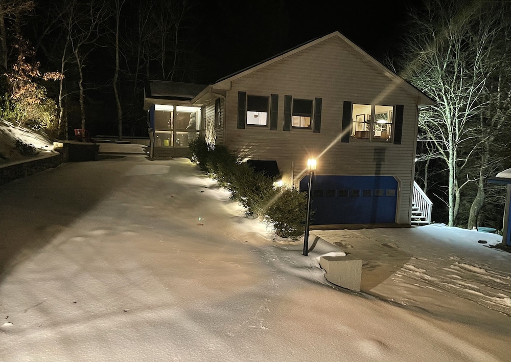 Hot Tub & Waterfall! Privacy, convenience, & private waterfall