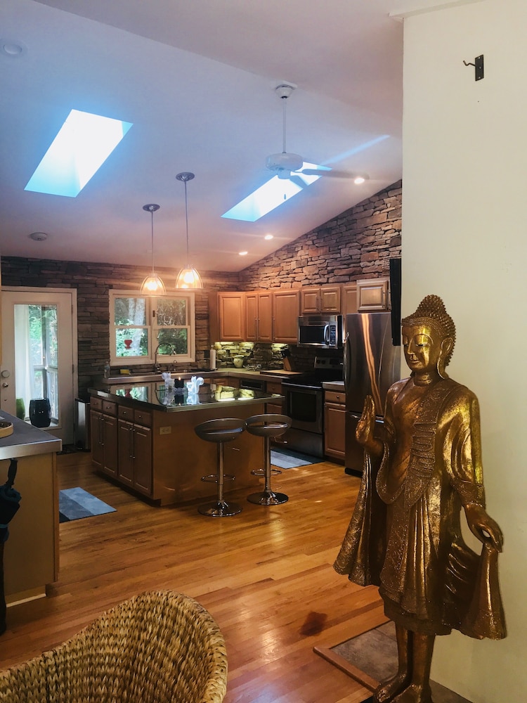 Hot Tub & Waterfall! Privacy, convenience, & private waterfall