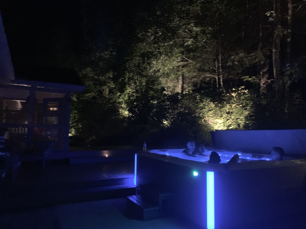 Hot Tub & Waterfall! Privacy, convenience, & private waterfall