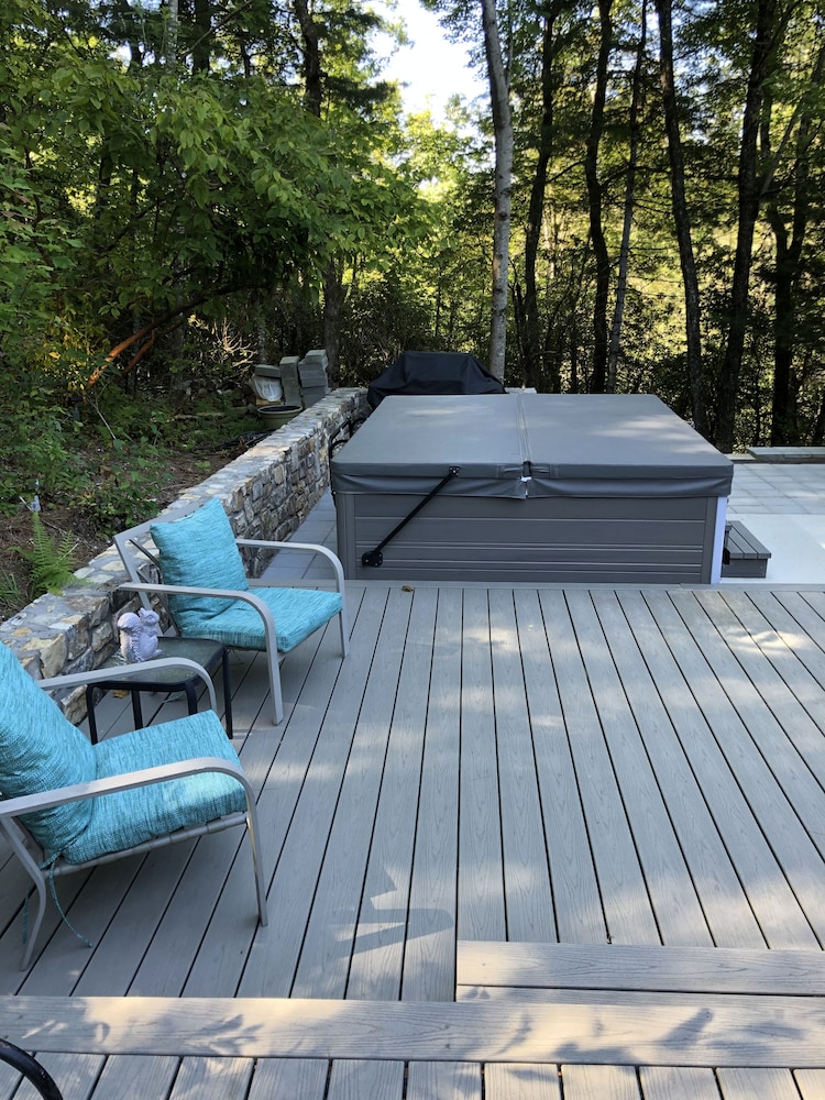 Hot Tub & Waterfall! Privacy, convenience, & private waterfall