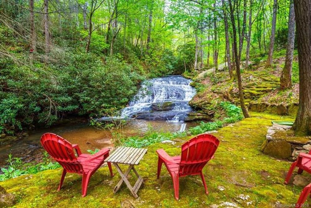 Hot Tub & Waterfall! Privacy, convenience, & private waterfall