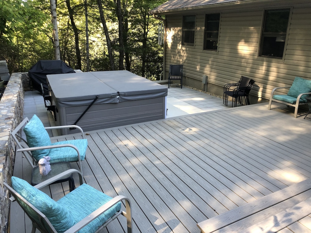 Hot Tub & Waterfall! Privacy, convenience, & private waterfall