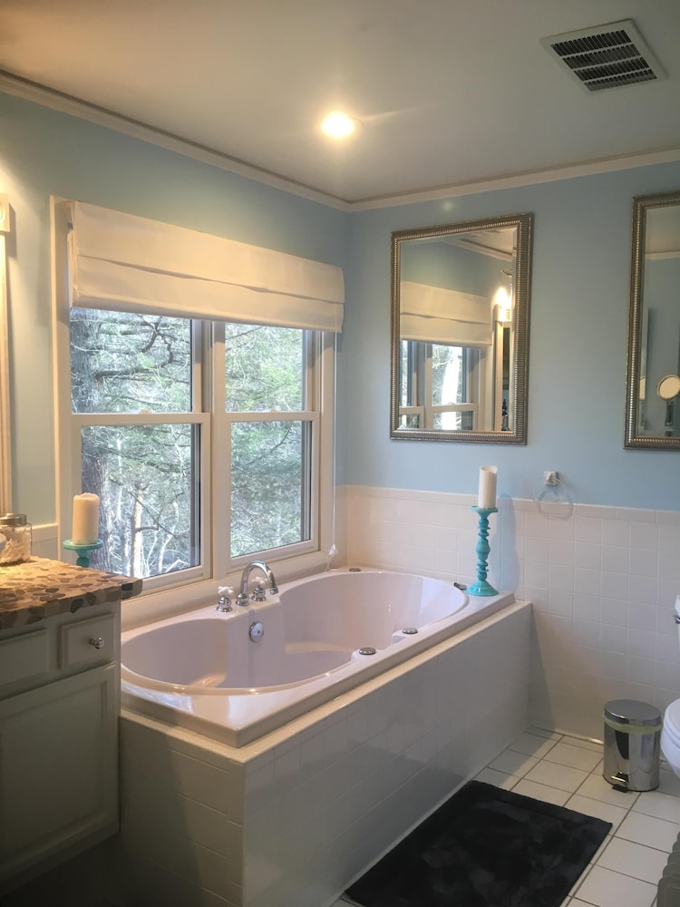 Hot Tub & Waterfall! Privacy, convenience, & private waterfall