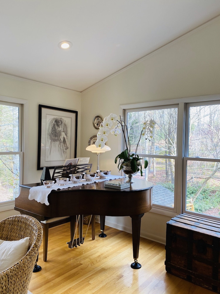 Hot Tub & Waterfall! Privacy, convenience, & private waterfall