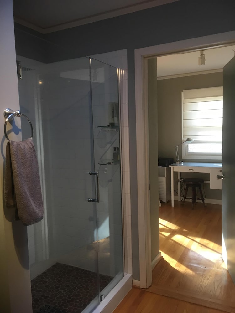 Hot Tub & Waterfall! Privacy, convenience, & private waterfall