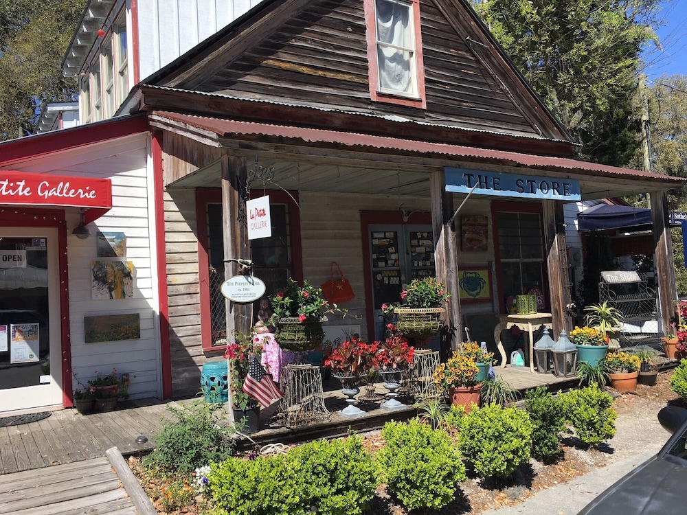 A Charming Carriage House Apartment in Stock Farm in Old Town Bluffton