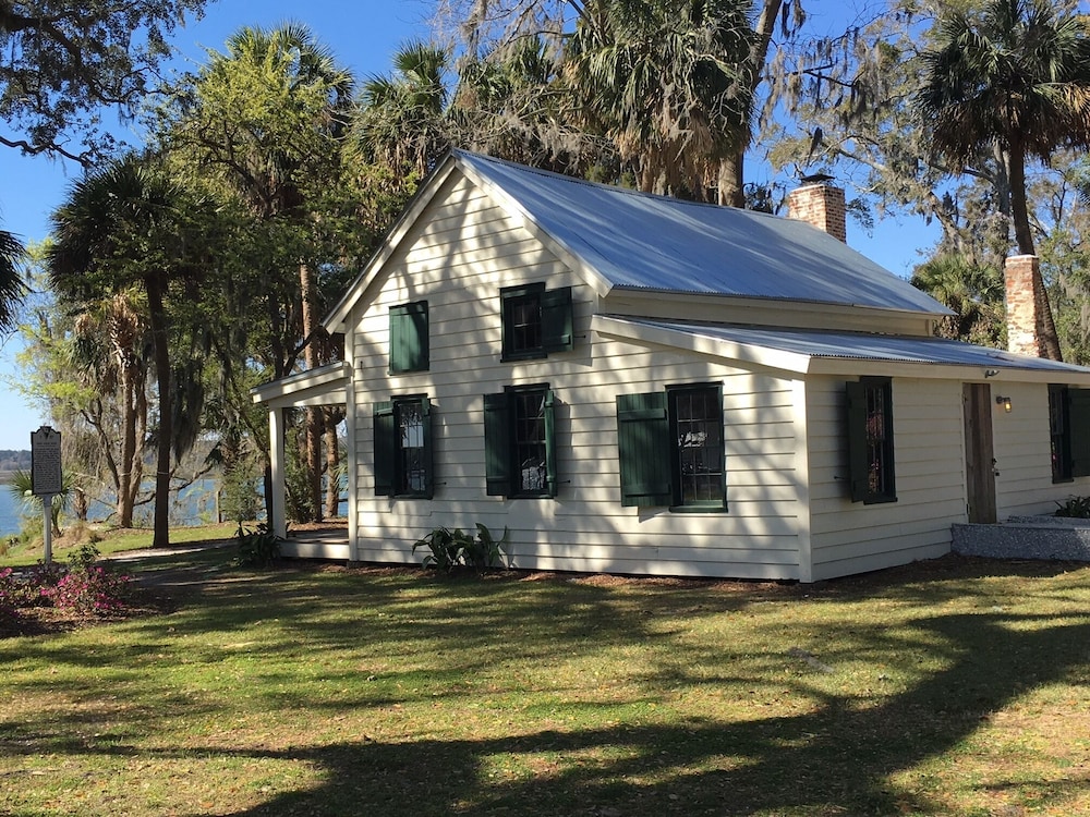 A Charming Carriage House Apartment in Stock Farm in Old Town Bluffton