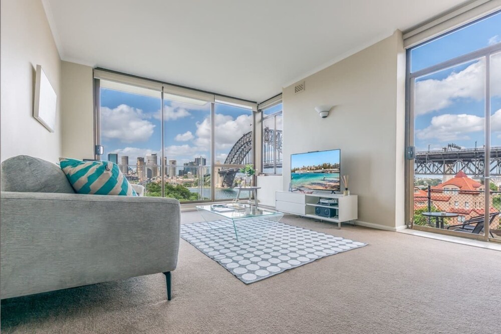 Stunning 2 BDRM Harbour View Apartment Kirribilli