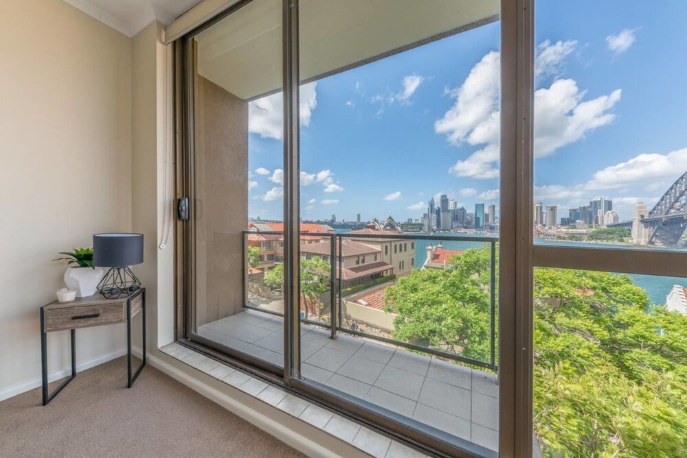 Stunning 2 BDRM Harbour View Apartment Kirribilli