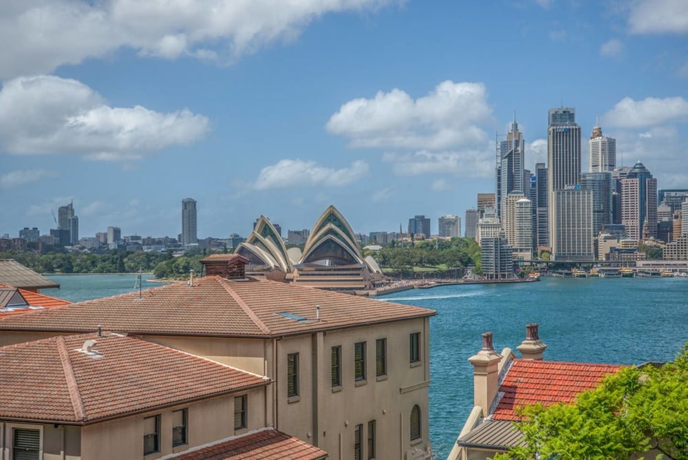 Stunning 2 BDRM Harbour View Apartment Kirribilli