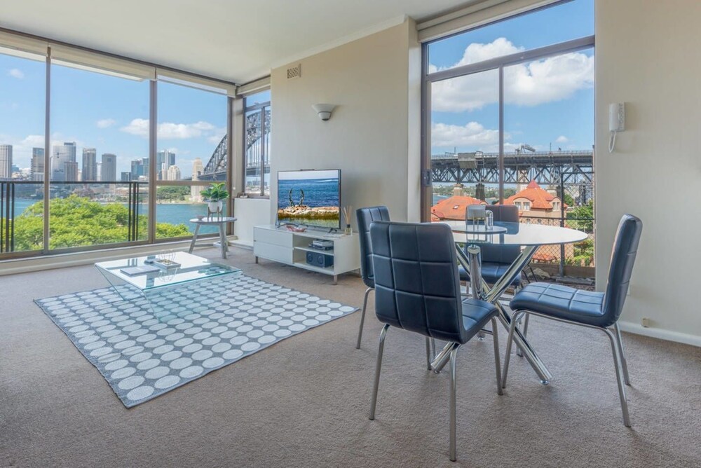 Stunning 2 BDRM Harbour View Apartment Kirribilli