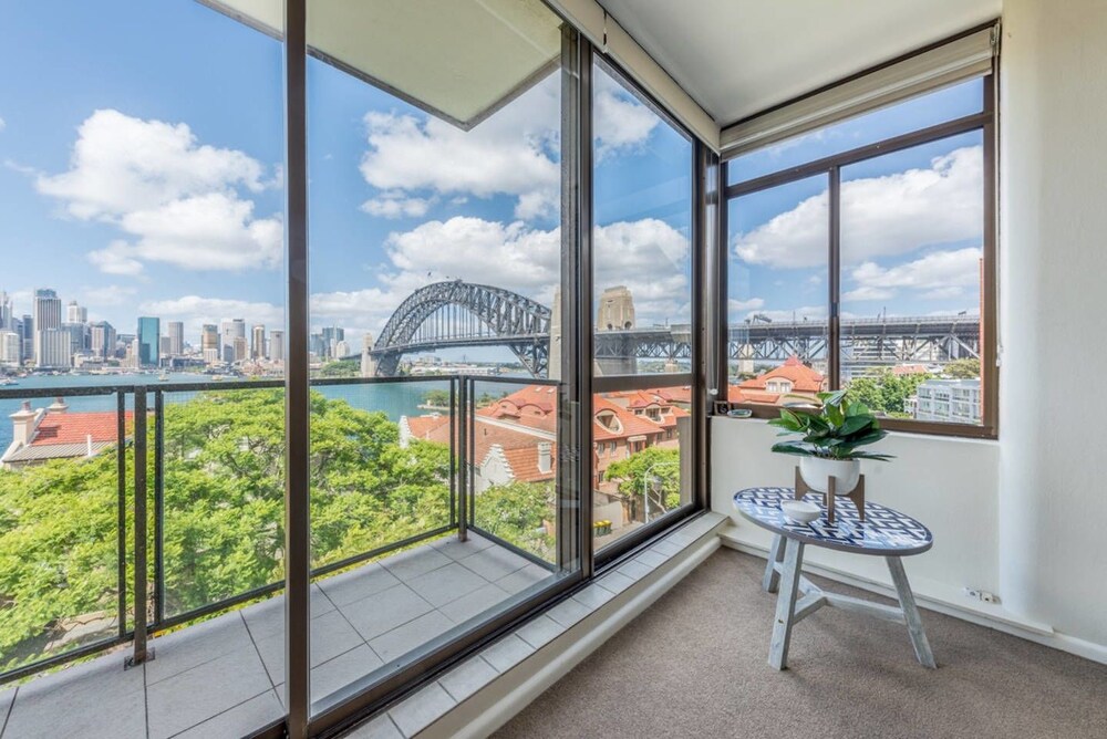 Stunning 2 BDRM Harbour View Apartment Kirribilli