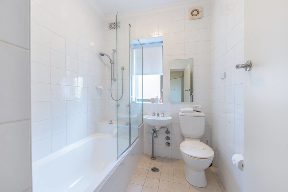 Stunning 2 BDRM Harbour View Apartment Kirribilli