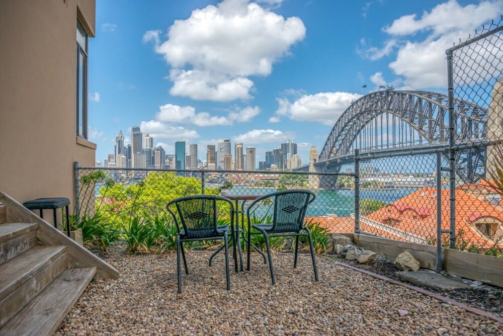 Stunning 2 BDRM Harbour View Apartment Kirribilli