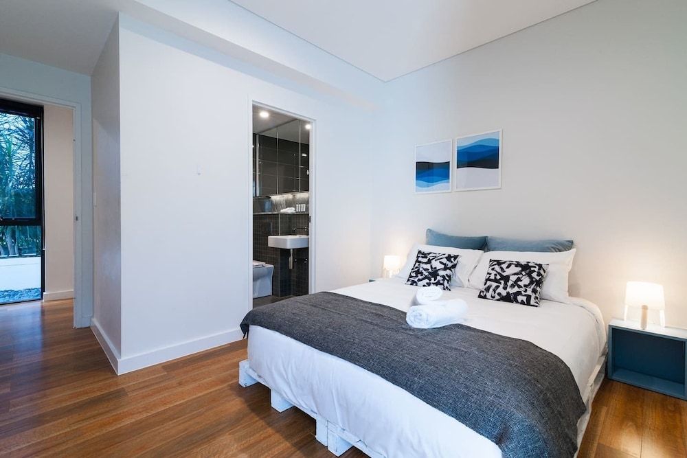 Stylish 2 BDR Apartment - Close to Redfern Station