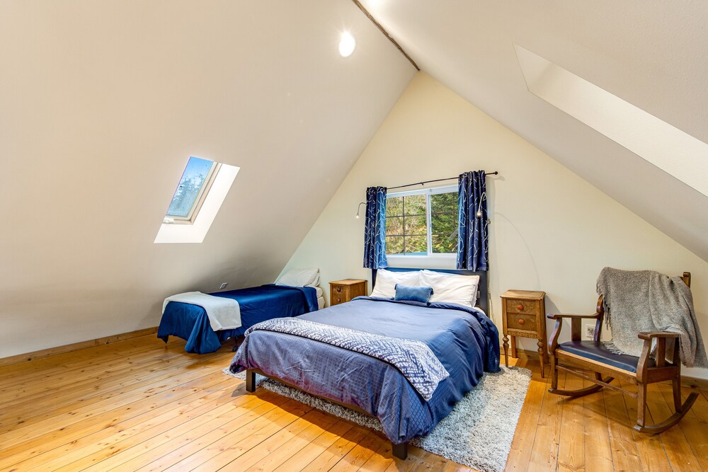 Contemporary cottage in the woods, less than a mile to the beach dog