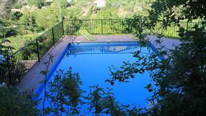 Una piscina al aire libre de temporada