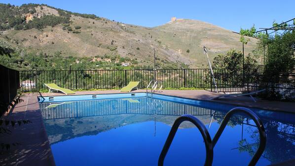 Una piscina al aire libre de temporada