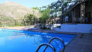 Una piscina al aire libre de temporada