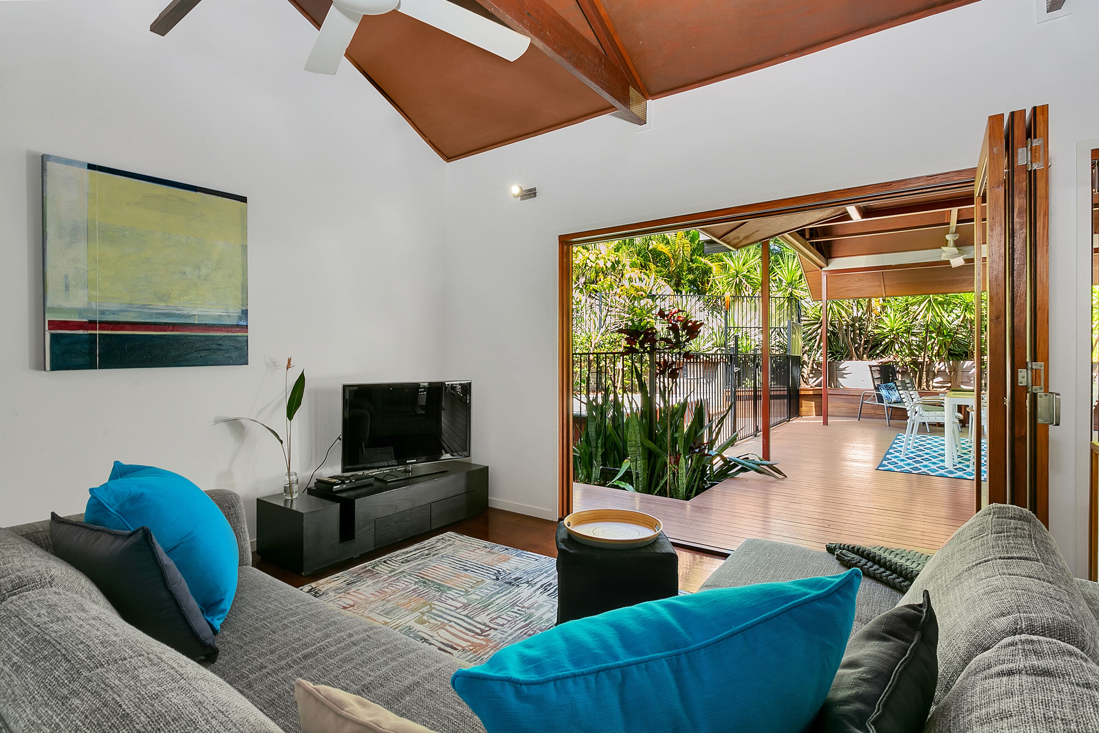 Bonita Vida - Private Couples Retreat; Walk to Beach/restaurants. Great Location