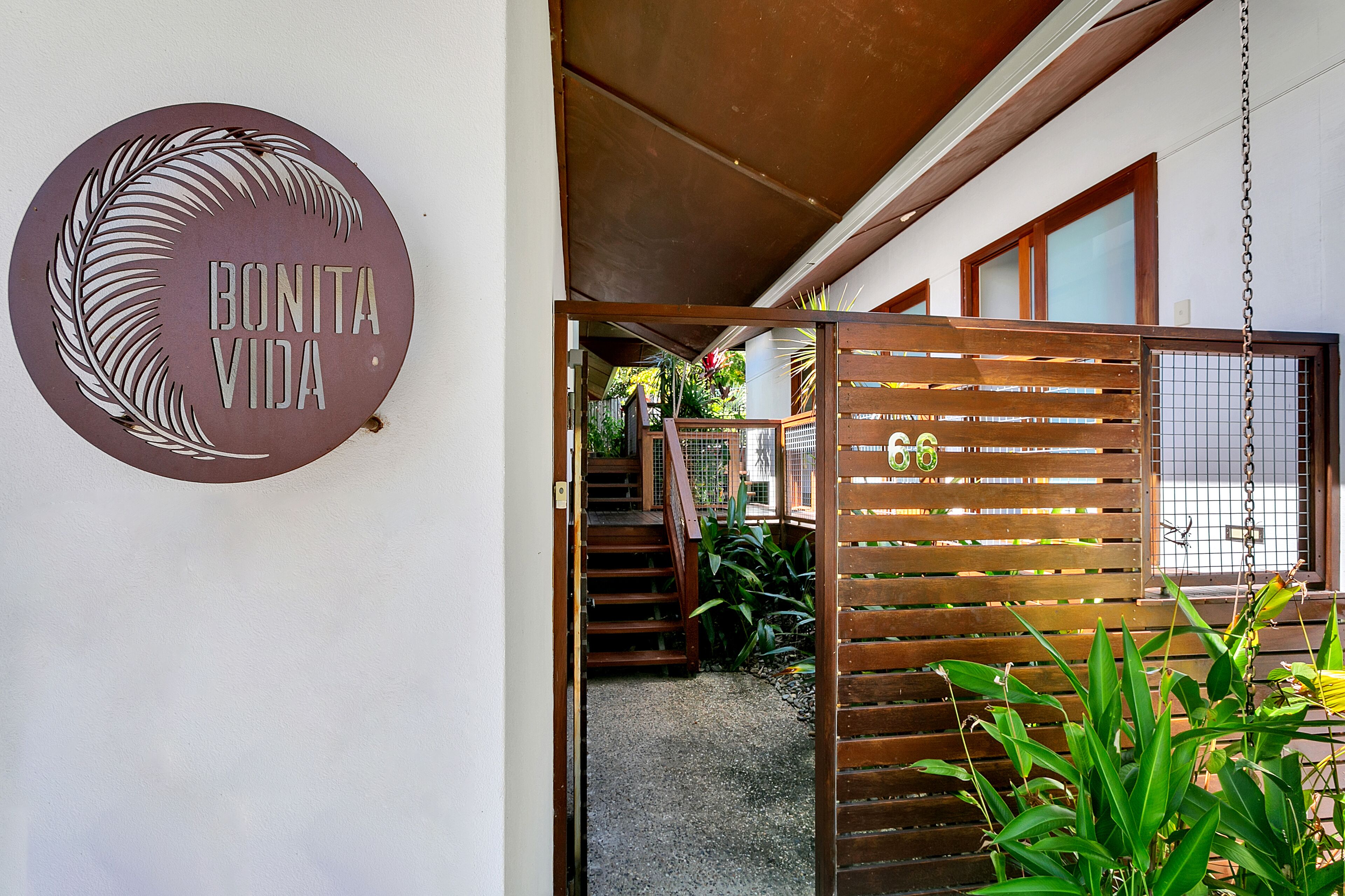 Bonita Vida - Private Couples Retreat; Walk to Beach/restaurants. Great Location