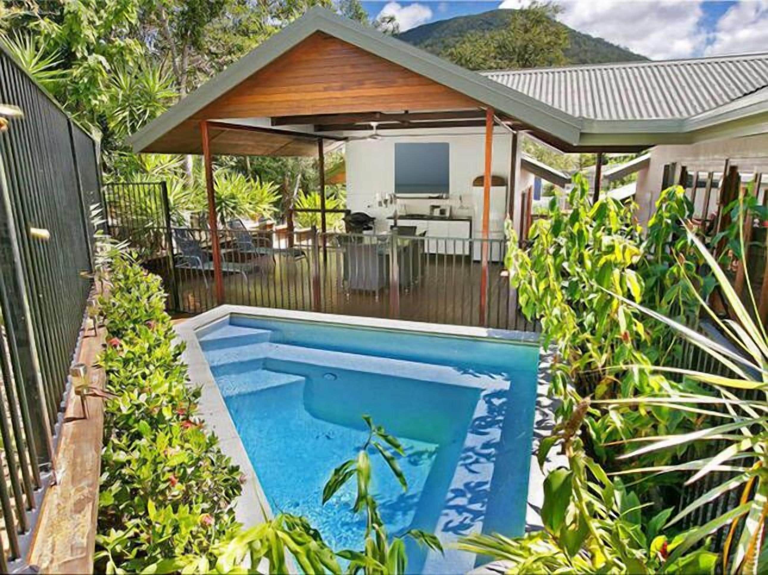 Bonita Vida - Private Couples Retreat; Walk to Beach/restaurants. Great Location