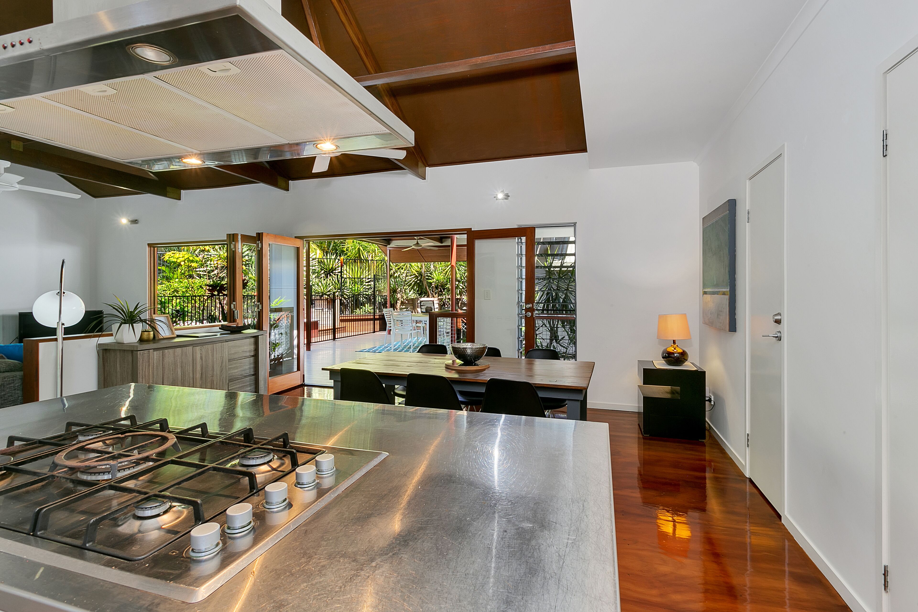 Bonita Vida - Private Couples Retreat; Walk to Beach/restaurants. Great Location