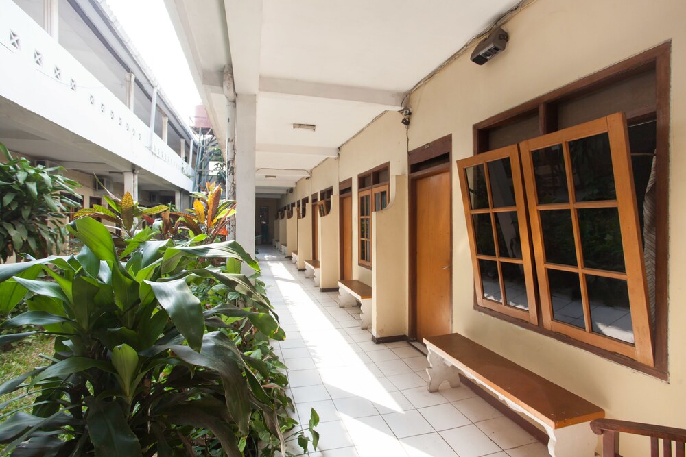 Reddoorz Near Plaza Araya Reviews Photos Rates Ebookers Com