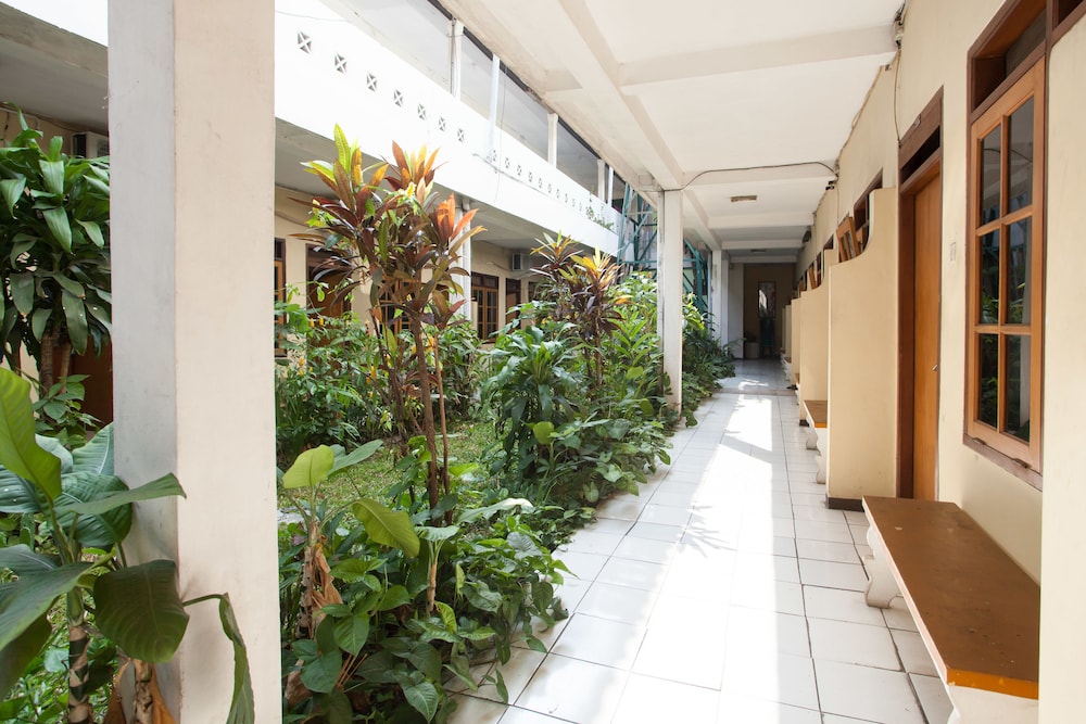 Reddoorz Near Plaza Araya Reviews Photos Rates Ebookers Com