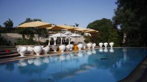 Piscina all'aperto, ombrelloni da piscina, lettini